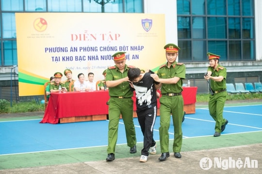 Diễn tập phương án phòng, chống đột nhập tại Kho bạc Nhà nước Nghệ An