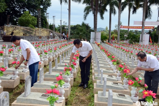 Báo Nghệ An dâng hoa, dâng hương tưởng niệm các anh hùng liệt sĩ