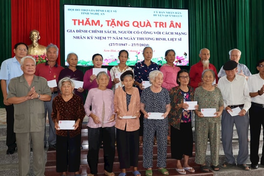 Trao nhà tình nghĩa và tặng quà thân nhân liệt sĩ tại huyện Quỳnh Lưu