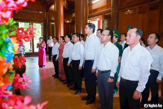 Lãnh đạo tỉnh Nghệ An dâng hoa, dâng hương tưởng niệm Chủ tịch Hồ Chí Minh và các Anh hùng liệt sĩ