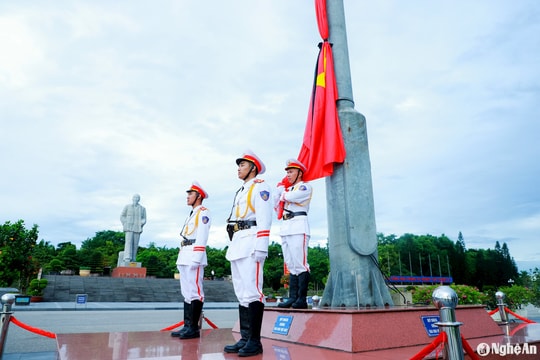 Trang nghiêm Lễ thượng cờ rủ Quốc tang Tổng Bí thư Nguyễn Phú Trọng tại Quảng trường Hồ Chí Minh, thành phố Vinh, Nghệ An