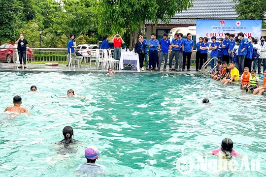 Nhiều khó khăn trong việc triển khai dạy bơi cho trẻ