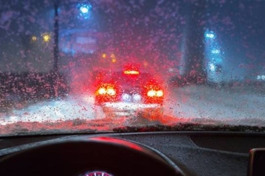 Việc đơn giản nhưng vô cùng quan trọng khi lái xe dưới trời mưa trong đêm tối