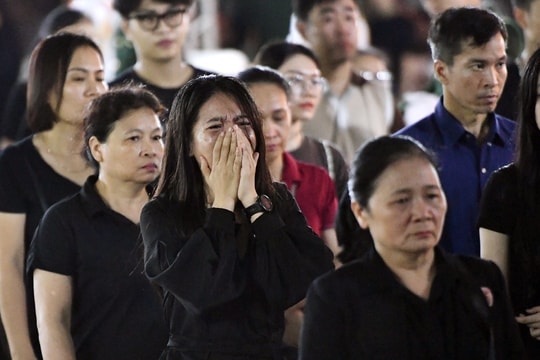 Biển người chờ đợi trong đêm để được tiễn biệt Tổng Bí thư lần cuối