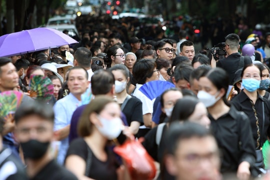 Dòng người nối dài qua các phố vào viếng Tổng Bí thư Nguyễn Phú Trọng tại Hà Nội