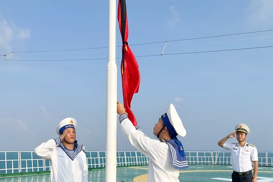 Hình ảnh xúc động ở Trường Sa và nhà giàn DK1 hướng về Tổng Bí thư