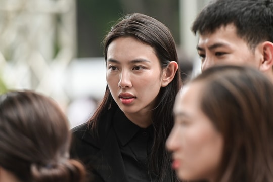 Hoa hậu, ca sĩ viếng Tổng Bí thư Nguyễn Phú Trọng ở TP. Hồ Chí Minh