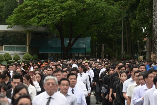 Người dân TP Hồ Chí Minh xúc động chờ viếng Tổng Bí thư Nguyễn Phú Trọng dưới mưa