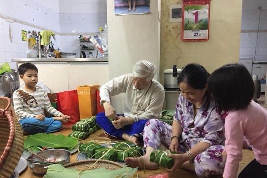 Từ bức ảnh Tổng Bí thư Nguyễn Phú Trọng cùng gia đình gói bánh chưng