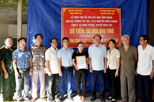 Trao nhà tình nghĩa và tặng quà thân nhân liệt sĩ tại huyện Nghi Lộc, thị xã Cửa Lò và TP. Vinh