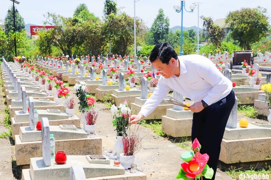 Chủ tịch UBND tỉnh Nguyễn Đức Trung dâng hương tưởng niệm các Anh hùng liệt sĩ