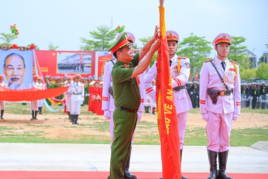 Trung đoàn Cảnh sát Cơ động Bắc Trung Bộ đón nhận Huân chương Chiến công hạng Ba