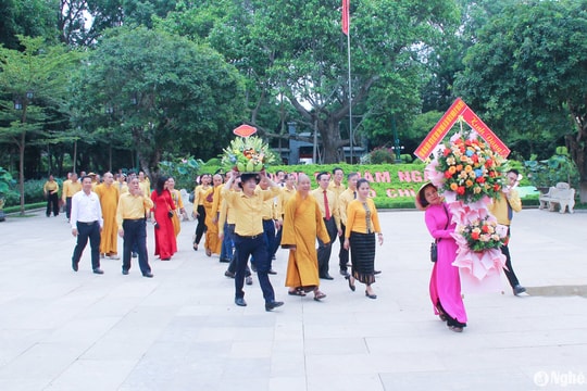 Đoàn đại biểu Đại hội MTTQ tỉnh Nghệ An dâng hương tại Khu Di tích quốc gia đặc biệt Kim Liên