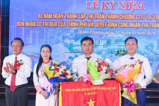 Thị trấn Thanh Chương đón nhận Cờ Thi đua xuất sắc của Chính phủ