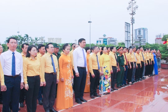 Đoàn đại biểu dự Đại hội Mặt trận Tổ quốc tỉnh Nghệ An dâng hoa tại Quảng trường Hồ Chí Minh