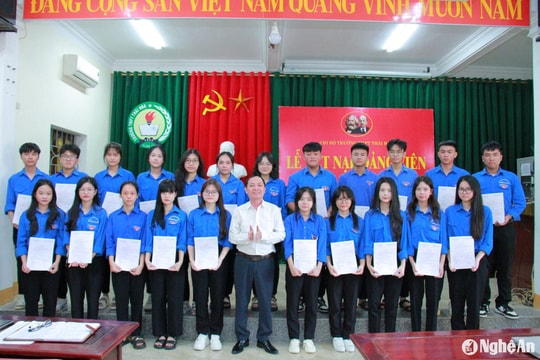 Kết nạp 44 học sinh THPT ở Thái Hòa vào Đảng Cộng sản Việt Nam