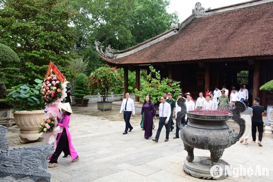Ban Tuyên giáo Tỉnh ủy Nghệ An dâng hoa, dâng hương tại Khu Di tích Quốc gia đặc biệt Kim Liên