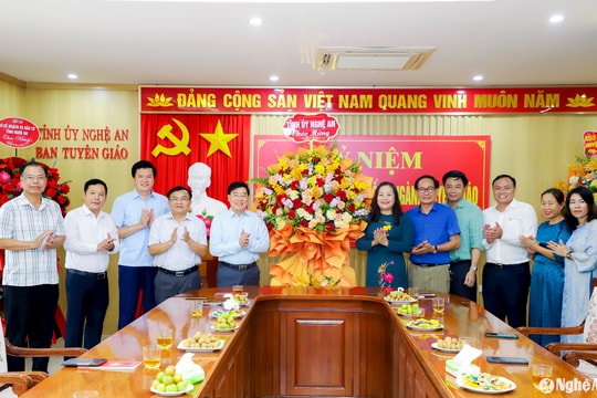 Thường trực Tỉnh ủy chúc mừng Ban Tuyên giáo Tỉnh ủy nhân kỷ niệm 94 năm ngày truyền thống