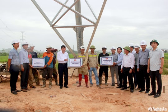 Phó Chủ tịch Thường trực UBND tỉnh kiểm tra dự án đường dây 500kV mạch 3