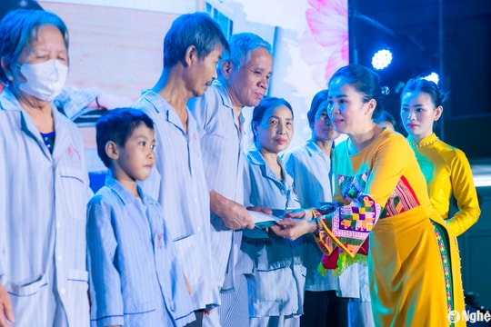 450 triệu đồng ủng hộ bệnh nhân nghèo tại chương trình nghệ thuật ‘Hòa nhịp yêu thương - Nụ cười nhân ái’
