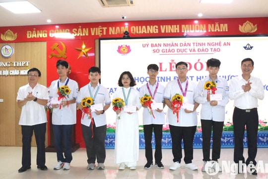 Nghệ An khen thưởng các học sinh đạt giải cao tại các Kỳ thi Olympic Quốc tế và khu vực