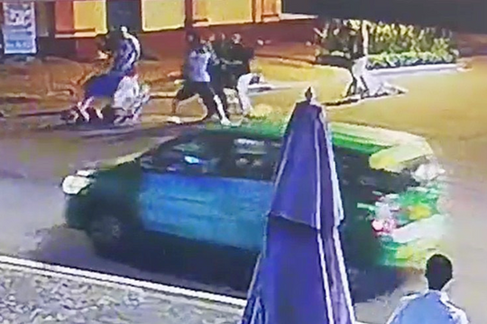 Bắt tạm giam nhóm Việt kiều xô xát đánh người từ quán bar ra ngoài đường