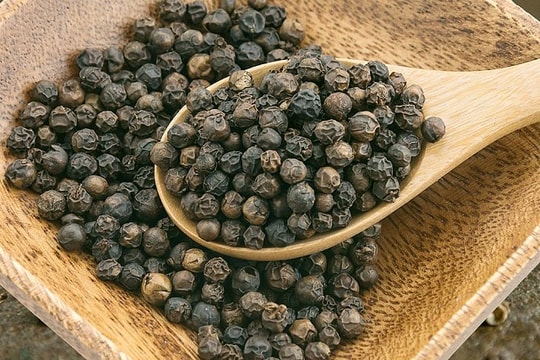 Ngày 3/8, giá tiêu và giá cà phê cùng giảm mạnh, thị trường ít người mua