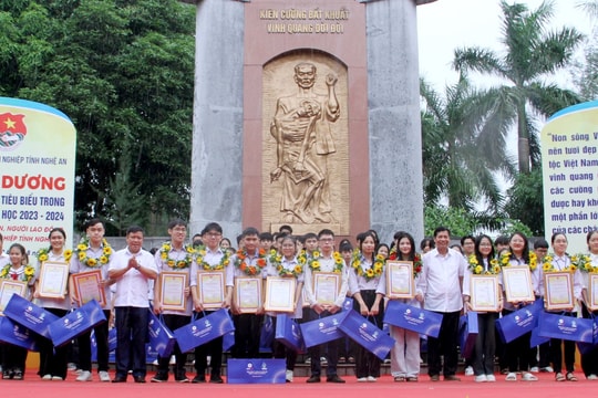 Đoàn Khối Doanh nghiệp tỉnh tuyên dương 102 học sinh tiêu biểu
