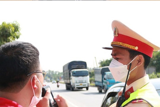 3 người đàn ông ở Nghệ An bị xử phạt hơn 100 triệu đồng do vi phạm nồng độ cồn