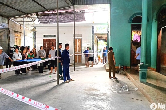 Nhà dân ở xã Châu Hồng (Quỳ Hợp) bị sập mái via, tường nứt, nền lún