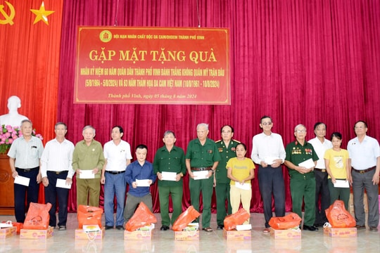 Trao 50 suất quà cho nạn nhân chất độc da cam, gia đình chính sách