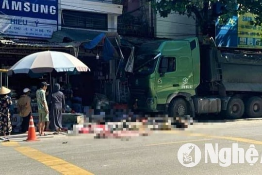 Va chạm với xe đầu kéo, 2 người thương vong