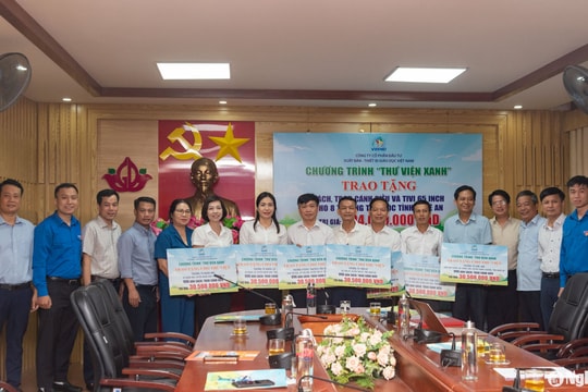 Trao tặng sách, thiết bị giáo dục cho các trường miền núi ở Nghệ An