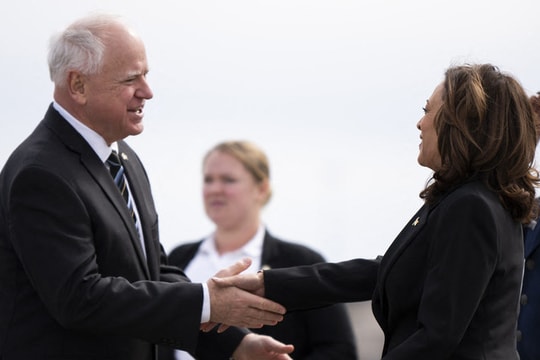Tim Walz - bạn đồng hành chạy đua vào Nhà trắng cùng bà Kamala Harris là ai?