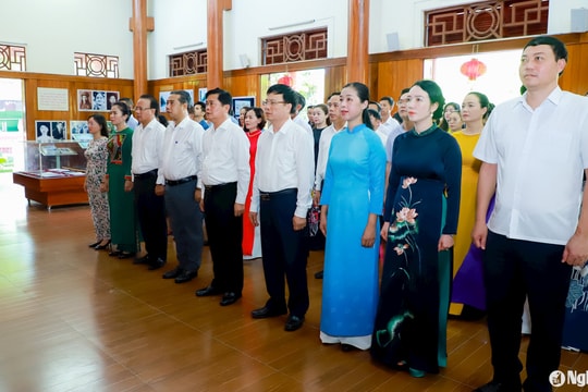 Nghe An Province leaders offer incense in commemoration of revolutionary Nguyen Thi Minh Khai