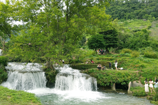 Suối tự nhiên ẩn mình giữa Mộc Châu, khách chơi thả ga không tốn tiền