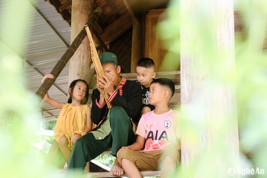 Người đàn ông vùng cao Nghệ An tự chế tác nhiều loại nhạc cụ dân tộc