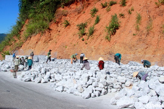 Người dân Tương Dương kè rọ đá chống sạt lở núi