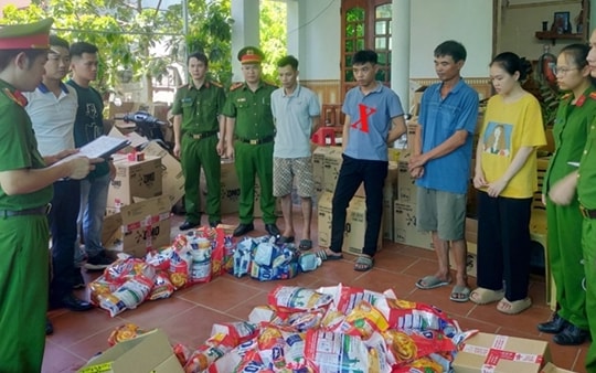 Đột kích cơ sở sản xuất và tổng kho nước giặt giả nhãn hàng OMO