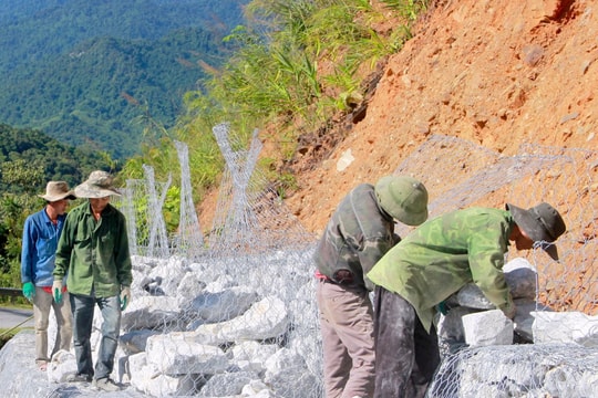 Người dân miền núi Nghệ An đội nắng kè rọ đá chống sạt lở núi