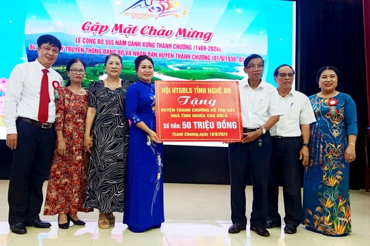 Trao tiền hỗ trợ xây dựng nhà tình nghĩa và nghĩa trang liệt sĩ ở huyện Thanh Chương