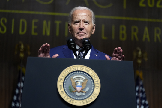 Tổng thống Biden giải thích rút lui là để ngăn ông Trump chiến thắng