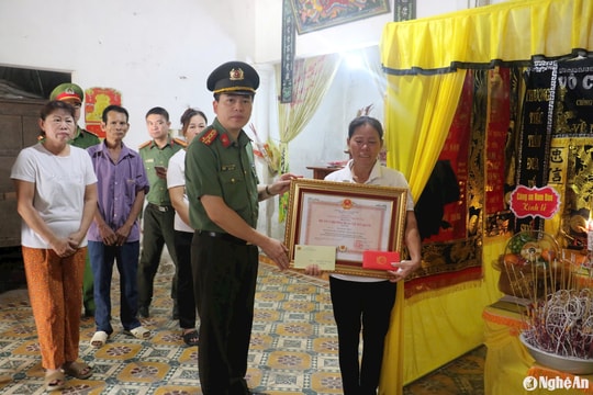 Truy tặng Huân chương Bảo vệ Tổ quốc đối với công an viên hy sinh khi làm nhiệm vụ