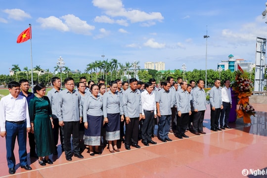 Đoàn đại biểu HĐND tỉnh Bô Ly Khăm Xay, CHDCND Lào dâng hoa tưởng niệm Chủ tịch Hồ Chí Minh