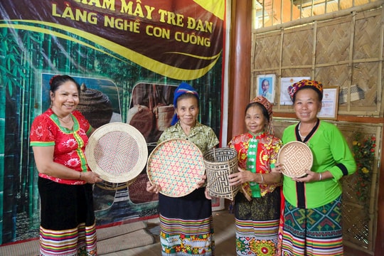 Bản Diềm đưa hoạ tiết thổ cẩm lên sản phẩm mây tre đan