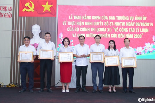 Nhiều tập thể, cá nhân ở Nghệ An được khen thưởng trong công tác lý luận