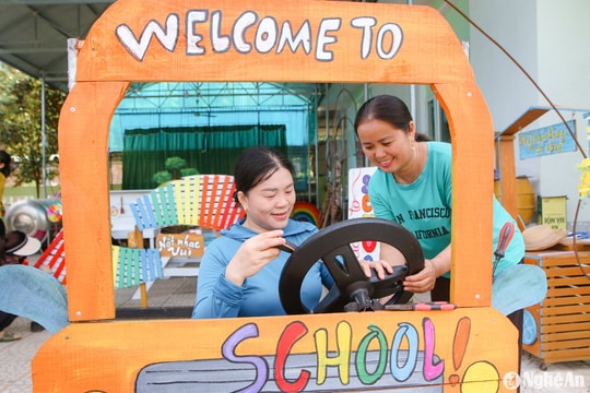 Giáo viên vùng cao Nghệ An "biến" phế liệu thành đồ chơi bắt mắt cho trẻ