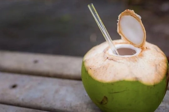 Uống nước dừa như thế nào để không gây hại?