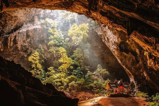 Cảnh đẹp kỳ bí trong hang sâu và ngôi đền dát vàng của nhà vua