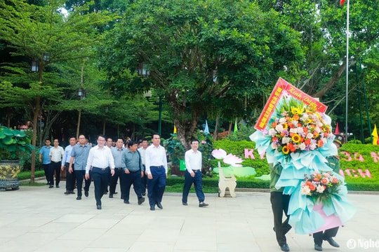 Bộ trưởng Bộ Kế hoạch và Đầu tư Lào dâng hương tưởng niệm Chủ tịch Hồ Chí Minh tại Khu Di tích Kim Liên